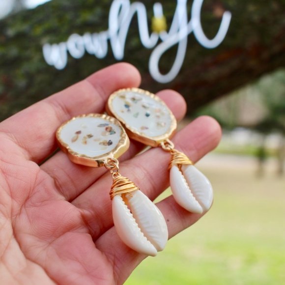 New Gold Crushed Shell Button Shell Drop Earrings - Picture 3 of 11
